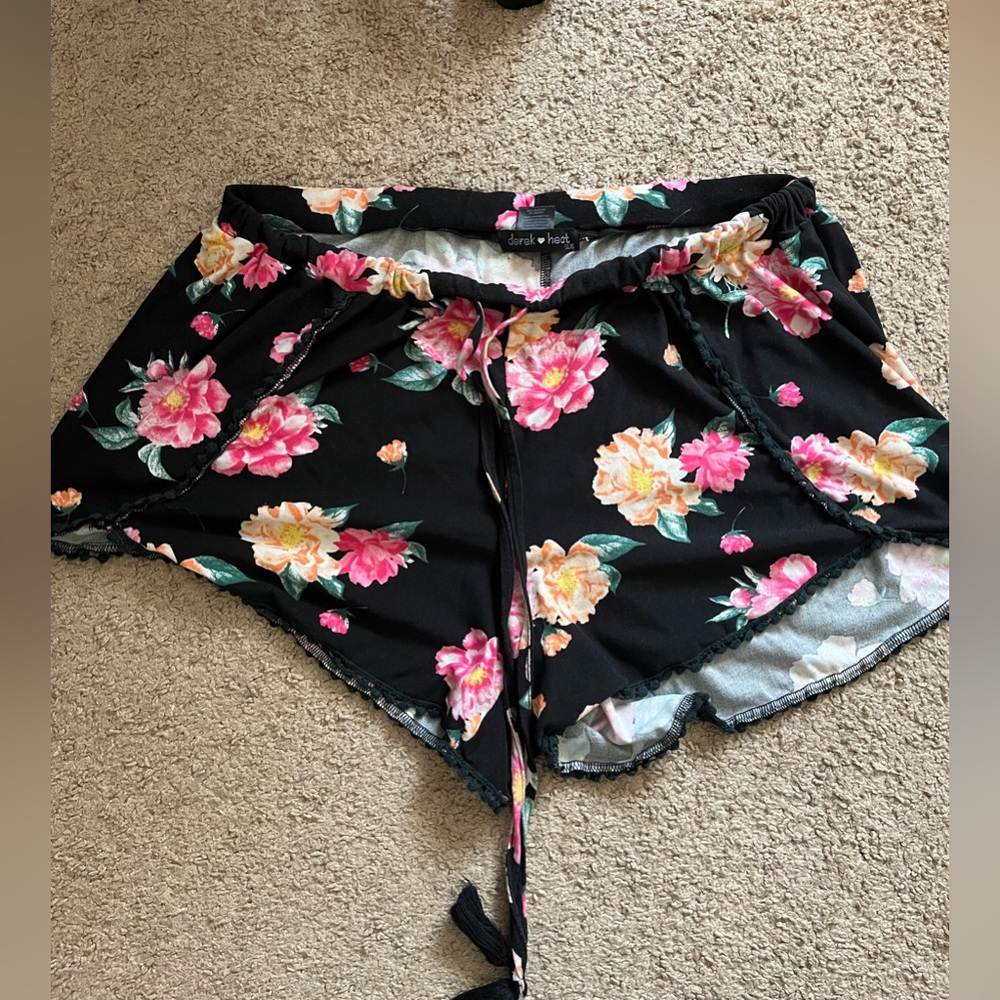 Derek Heart Plus Size 2X Black Floral Women's Shorts